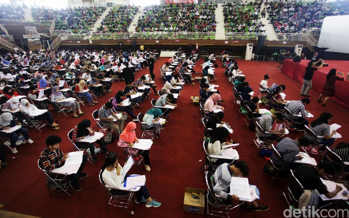 Ratusan peserta saat mengikuti Try Out  Seleksi Bersama Masuk Perguruan Tinggi Negeri (SBMPTN)  di Gor Ciracas, Jakarta Timur, Sabtu (21/5/2016). Try Out  SBMPTN dihadiri dan dibuka oleh Ketua Umum PDI Perjuangan Megawati Soekarnoputri
