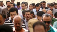 Keluarga korban EgyptAir MS804 berdoa di Masjid Abou Bakr el-Sedek, Kairo. (AFP)