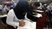 Peserta serius mengerjakan soal try out.