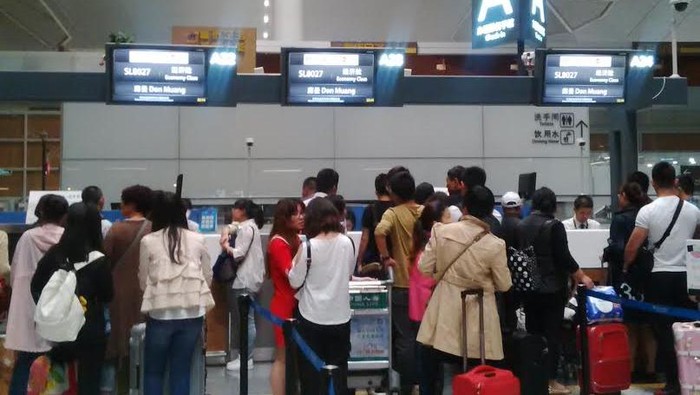 Demi melayani para pengguna setianya, Maskapai Plat Merah Garuda Indonesi terus memberikan pelayanan terbaiknya, salah satunya membuka gerai terbarunya di Mall Kota Kasablanka, Jakarta. Hadir dalam acara tersebut Direktur Layanan Garuda Indonesia Nicodemus Lampe bersama Direktur Utama Aerowisata Gatot Satriawan dan Direktur PT Elit Prima Hutama Irwan Senjaya untuk mengamati proses pelayanan dan penjualan tiket di kantor penjualan di Jakarta. Pembukaan kantor layanan ini merupakan wujud komitmen Garuda Indonesia untuk selalu memberikan pelayanan terbaik kepada seluruh pelanggan setianya.  Rachman Haryanto/detikcom