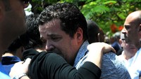 Mereka masih menanti kabar dari keluar mereka yang menjadi korban EgyptAir MS804. REUTERS/Stringer.