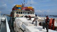 KN Bintang Laut milik Badan Keamanan Laut (Bakamla) RI menyetop kapal kargo yang diduga hendak menyelundupkan sejumlah bahan makanan dari Singapura ke Indonesia. Kapal itu mengangkut 8 ton bawang dan seribu drum aspal. (Dok. Bakamla RI)