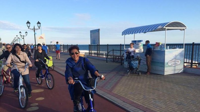 Usai KTT ASEAN-Rusia, Susi Main Sepeda di Pantai Adler