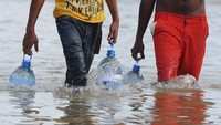 Sekitar setengah juta orang mengungsi akibat banjir ini. AFP/Lakruwan Wanniarachchi.