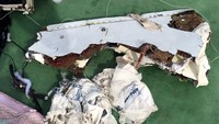 Benda-benda yang ditemukan itu antara lain sebuah jaket pelampung yang belum digelembungkan, sebuah kursi, sebuah dompet perempuan, sepatu, karpet, sebuah syal, bagian dari kursi dan bantal, serta sebuah tas selempang. Egyptian Military/Handout via Reuters.