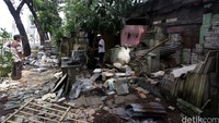 Para penjual tanaman hias dan ornamen taman membongkar bangunannya sendiri.