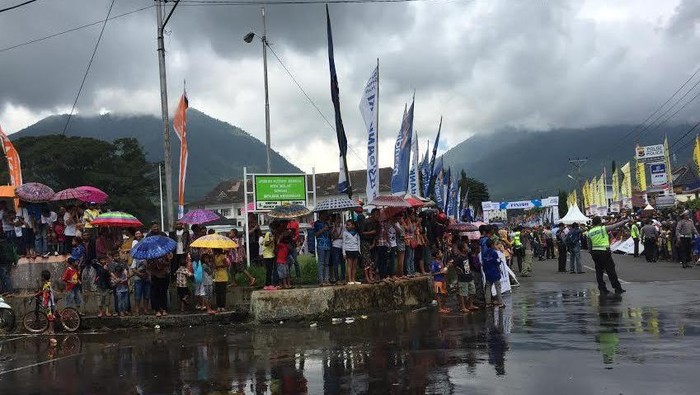 Warga yang Antusias Tunggu Pesepeda Melintasi Desanya