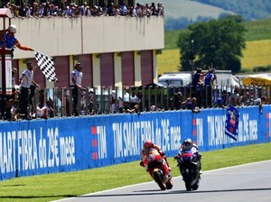 Lorenzo Menang Dramatis di Mugello