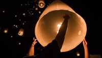 Pengunjung melepas lampion. Suryo Wibowo/AFP.