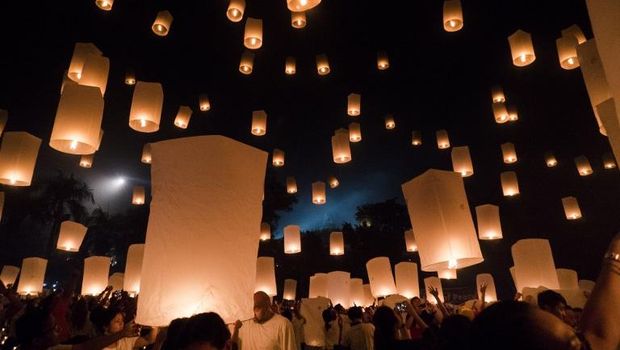 Pelepasan Lampion di Borobudur This picture taken on May 21, 2016 shows lanterns floating over the Borobudur temple in Magelang, Central Java during Vesak Day celebrations. Indonesian Buddhists celebrated Vesak at the Borobudur temple as they marked the birth, enlightment, and death of Gautama Buddha. / AFP PHOTO / SURYO WIBOWO
