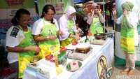 Masyakarat diberikan pelatihan membuat resep makanan tradisional.