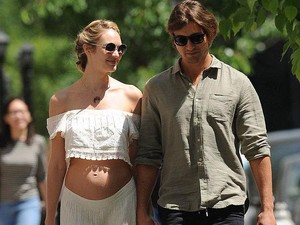 Model Candice Swanepoel Pamer Perut Hamil dengan Crop Top