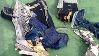 Setelah puing pesawat ditemukan, penyelidik memastikan adanya asap yang terdeteksi di dalam kabin sekitar 3 menit sebelum pesawat menghilang. Namun belum diketahui asal muasal asap tersebut. Egyptian Military/Handout via Reuters.