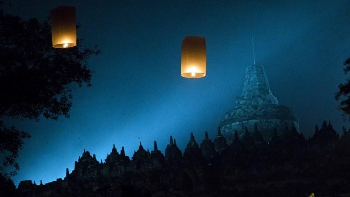 This picture taken on May 21, 2016 shows lanterns floating over the Borobudur temple in Magelang, Central Java during Vesak Day celebrations. 
Indonesian Buddhists celebrated Vesak at the Borobudur temple as they marked the birth, enlightment, and death of Gautama Buddha. / AFP PHOTO / SURYO WIBOWO