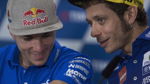 SCARPERIA, ITALY - MAY 21: Valentino Rossi of Italy and Movistar Yamaha MotoGP talks with Maverick Vinales of Spain and the Suzuki ECSTAR team (L) during the press conference at the end of qualifying practice during the MotoGp of Italy - Qualification in the Mugello circuit on May 21, 2016 in Scarperia, Italy.  (Photo by Mirco Lazzari gp / Getty Images)