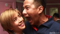 Yeslin pun kerap menemani Delon pada beberapa acara. Pool/Gus Mun/ detikFoto.