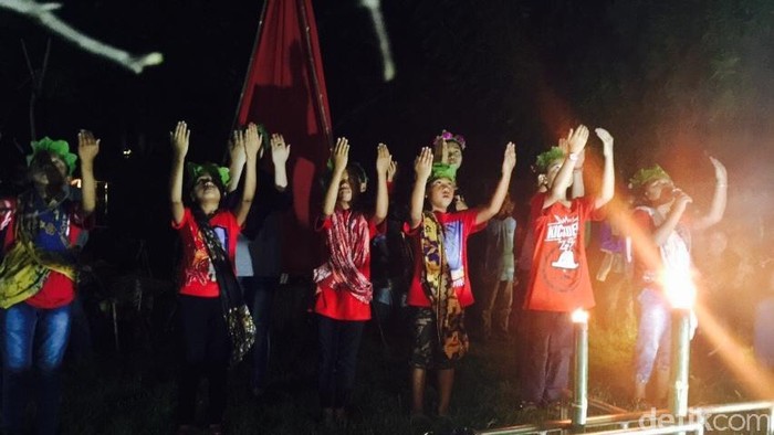 Kisah Polisi Mengajar Anak-anak Kaki Gunung yang Jauh dari Sekolah