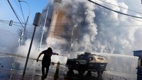 Sebuah gedung dibakar. REUTERS/Ivan Alvarado.