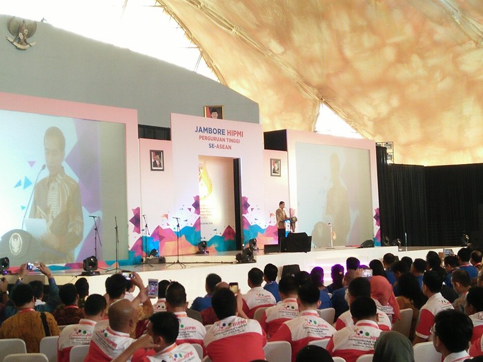 Jokowi: Anak Muda Harus Disuntik Biar Jadi Petarung