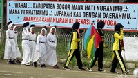 Spanduk itu berisi kekecewaan warga terhadap pemerintah Kabupaten Bogor dalam penanganan banjir di Perumahan Villa Nusa Indah.