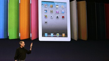 Tahun 2010, giliran iPad generasi pertama diperkenalkan. Tablet ini juga menjadi pelopor merebaknya pasar tablet di kemudian hari sampai saat ini. Foto: Foto: Getty Images
