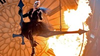 Aksi Pink dengan busana serba hitam dan bermain api kala membawakan lagu Just Like Fire. Kevin Winter/Getty Images/detikFoto.