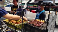 Gerai-gerai makanan tersebar di berbagai penjuru pasar.