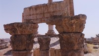 Salah satu reruntuhan di Amman Citadel. Ada beberapa pilar dan batuan di sana yang masih kokoh berdiri (Madin/detikTravel)