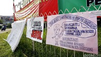 Spanduk itu terpampang di setiap sudut di Perumahan Villa Nusa Indah.