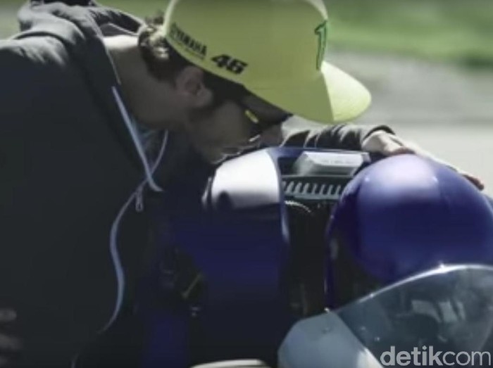 Valentino Rossi Ditantang Robot Penunggang Yamaha R1M