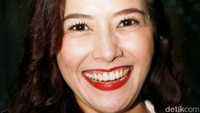 Lipstik merah di bibirnya dan aksesori kalung warna-warni membuat penampilannya semakin berwarna. Pool/Gus Mun/detikFoto.
