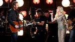 Gwen Stefani Superseksi Tampil Bareng Blake Shelton
