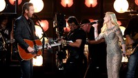 Romansa antara Gwen dan Blake begitu terasa pada malam itu di Las Vegas, Nevada, Amerika Serikat pada Minggu (22/5) waktu setempat. Kevin Winter/Getty Images/detikFoto.
