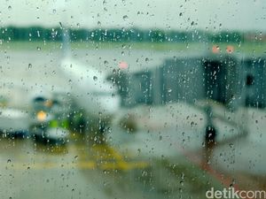 8 Pesawat Gagal Mendarat di Bandara Pattimura Ambon gegara Cuaca Buruk