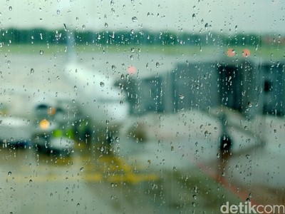 Cuaca Buruk Bikin 14 Pesawat Gagal Mendarat Di Bandara Makassar