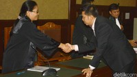 Abdul Khoir berjabat tangan dengan jaksa usai sidang tuntutan.