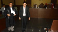 Abdul Khoir meninggalkan Pengadilan Tipikor.