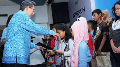 2.500 Anak Pengemudi Blue Bird Terima Beasiswa