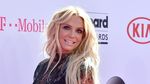 Britney Spears Kenakan 3 Baju di BBMA, Mana Paling Seksi?