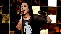Demi Lovato menampilkan lagu Cool for the Summer. Kevin Winter/Getty Images/detikFoto.