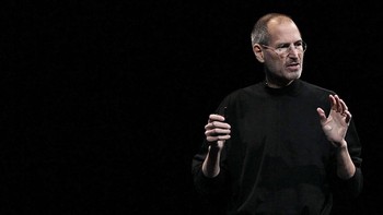 Apple depak Steve Jobs: Pada 1985 terjadi konflik internal di dalam Apple yang memaksa Steve Jobs dikeluarkan dari Apple. Bagaimanapun, hengkangnya Jobs dari Apple memaksa perusahaan tersebut berada di bawah kepemimpinan John Sculley. Di bawah kepemimpinan Sculley, performa Apple memburuk dan sempat membuat perusahaan tersebut berada di titik terendah dan nyaris bangkrut. Foto: Getty Images/Justin Sullivan