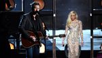 Gwen Stefani Superseksi Tampil Bareng Blake Shelton