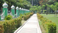 Begitu masuk ke dalam alun-alun, pengunjung disuguhi pemandangan taman bersih dan cantik penuh aneka bunga yang tertata rapi (Muhajir/detikTravel)