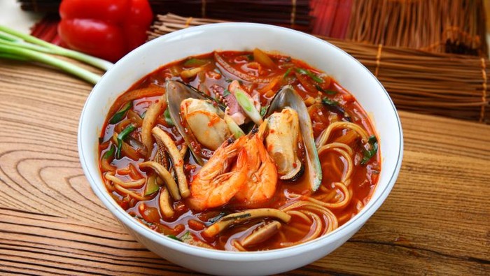 Yuk, Hangatkan Badan dengan Jjampong, Mie Seafood Korea Berkuah Pedas!