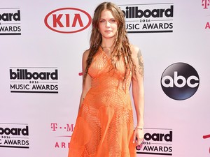 Tove Lo Pakai Dress Transparan Gambar Rahim di Penghargaan Musik Australia