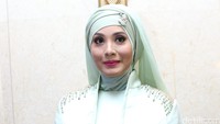 Lipstik pink di bibirnya menyentuh penampilannya. Pool/Palevi S/detikFoto.