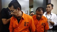 Dua tersangka pengedar uang palsu dihadirkan dalam rilis di Mabes Polri, Jakarta, Senin (23/5/2016).