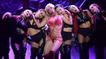Britney Spears Kenakan 3 Baju di BBMA, Mana Paling Seksi?