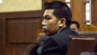 Abdul Khoir mendengarkan tuntutan yang dibacakan jaksa.