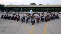 Rombongan mendapat kesempatan berfoto dengan pesawat tempur F5 Hawk saat mengunjungi Pangkalan Udara TNI Angkatan Udara Iswahyudi Madiun. Istimewa/dok Ducati.